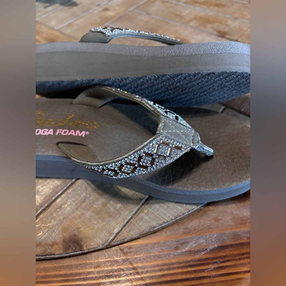 Skechers Women's Gray Beaded Yoga Foam Flip Flops - Picture 4 of 5